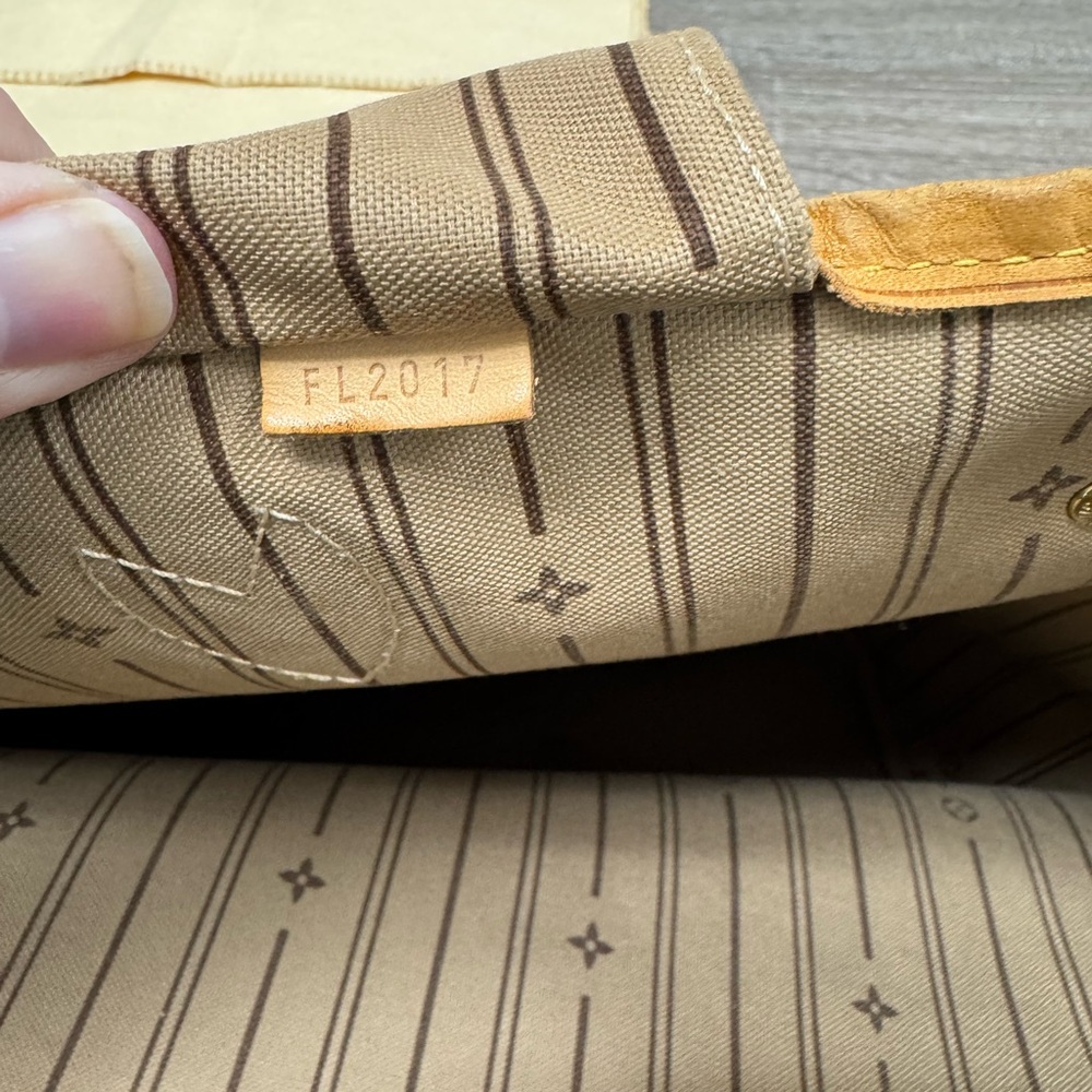 Louis Vuitton Classic Neverfull GM Brown Monogram Tote with Purse Organizer - Picture 5 of 13